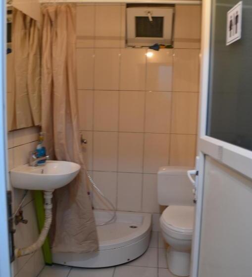 اتاق اکونومی, Moonlıght Hostel