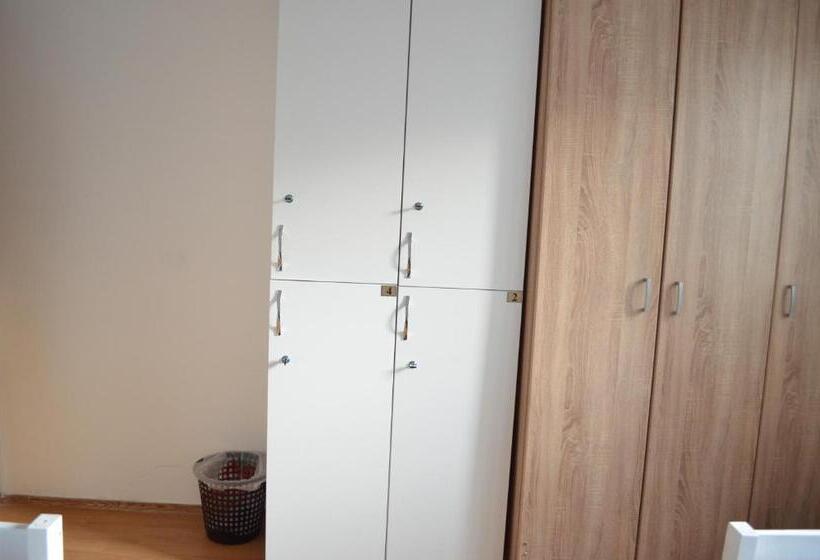 اتاق اکونومی, Moonlıght Hostel