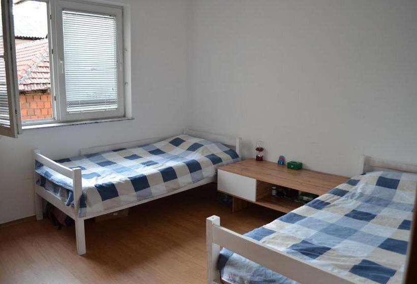 اتاق اکونومی, Moonlıght Hostel