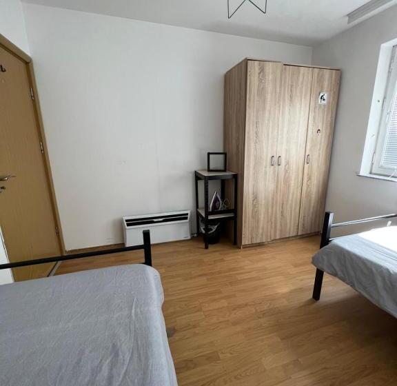 اتاق اکونومی, Moonlıght Hostel
