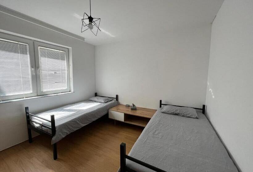 اتاق اکونومی, Moonlıght Hostel