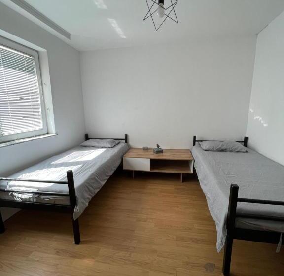 اتاق اکونومی, Moonlıght Hostel