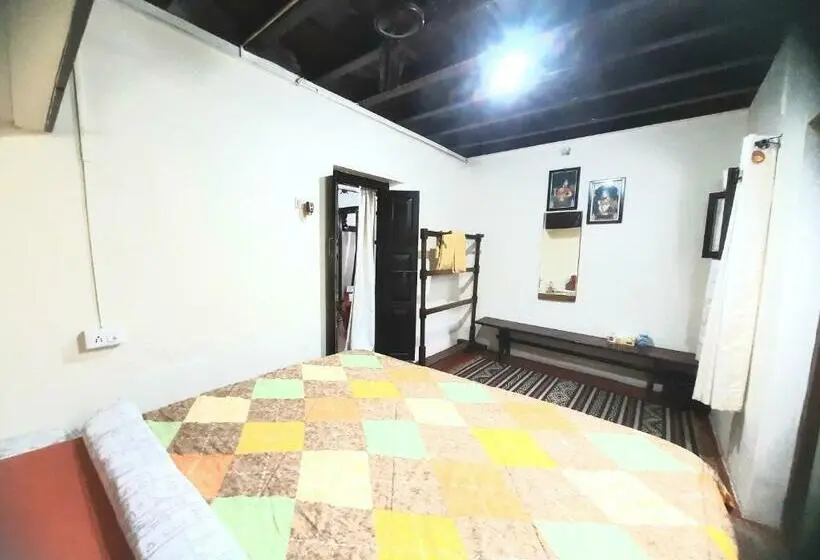 スタンダードルーム, Sardar Bahadur S Heritage Bungalow Estate Stay
