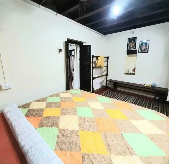 スタンダードルーム, Sardar Bahadur S Heritage Bungalow Estate Stay