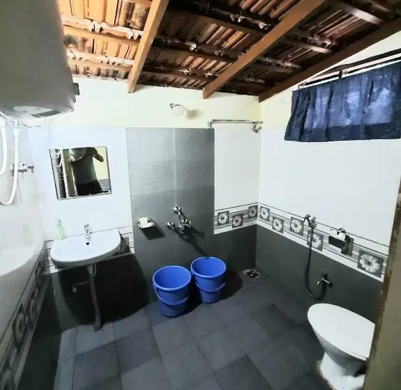 スーペリアールーム, Sardar Bahadur S Heritage Bungalow Estate Stay