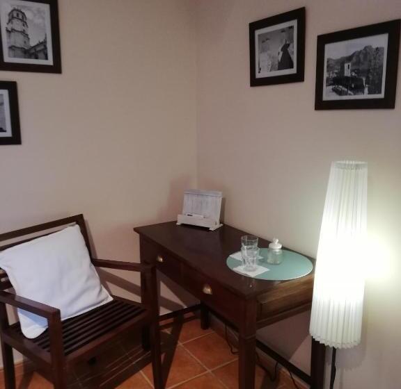 غرفة قياسية مطلّة علي حمام السباحة, B&b Casa Claví