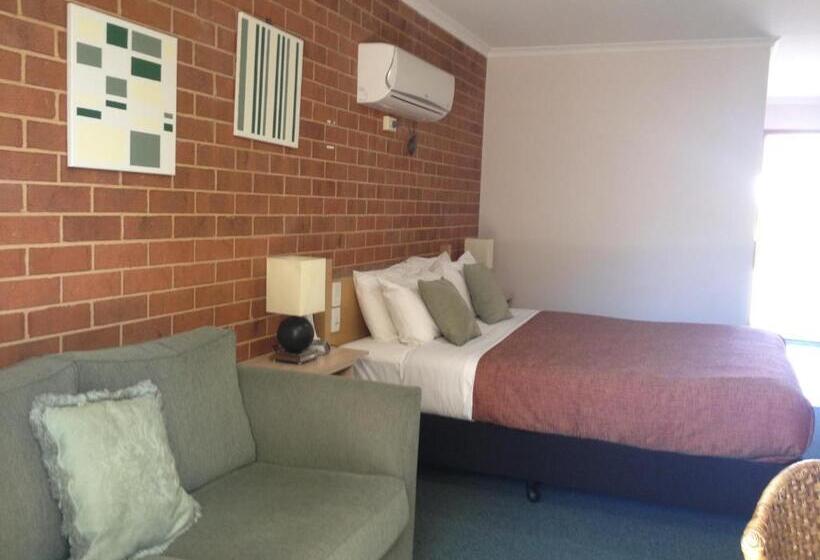 سوییت خانوادگی, Rose Garden Motel