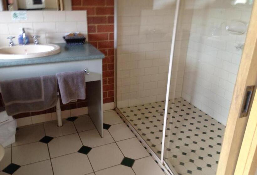 اتاق خانوادگی, Rose Garden Motel