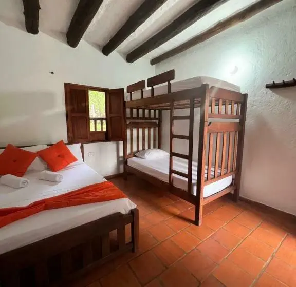 スタンダード４人部屋, Hostal Villa San Rafael