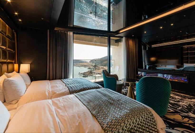 سوییت با چشم‌انداز دریا, Best Louis Hamilton Hotel Ocean Terrace