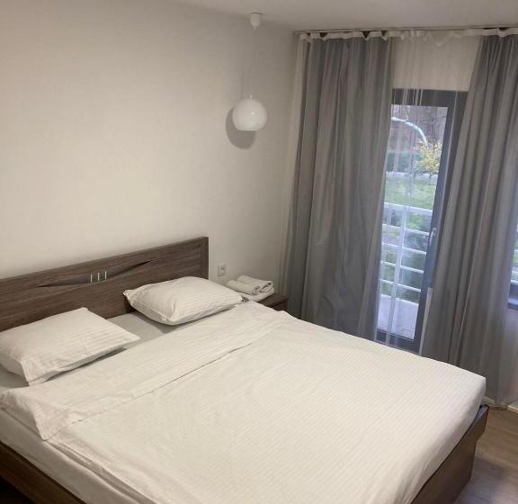 اتاق لوکس, Tourist