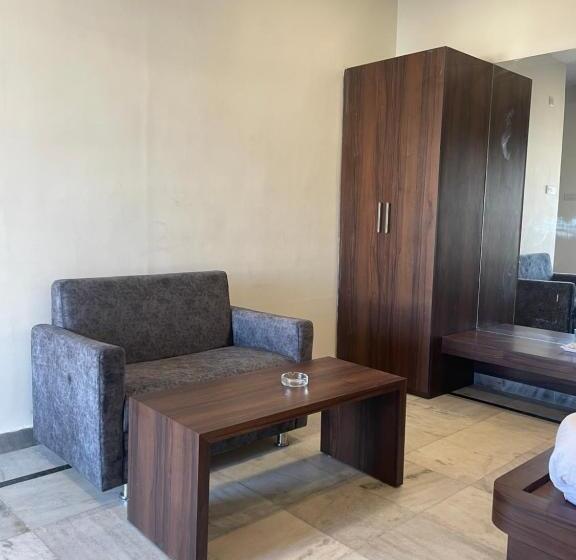 חדר סטנדרט לשלושה עם מרפסת, Royal Embassy