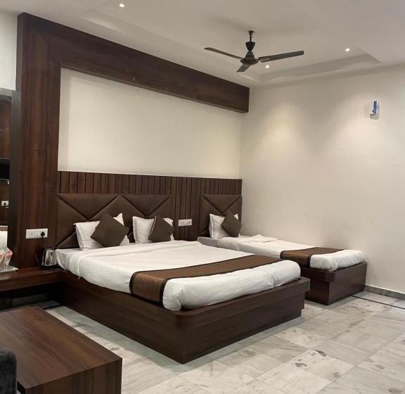 غرفة قياسية ثلاثية مزودة بشرفة, Royal Embassy