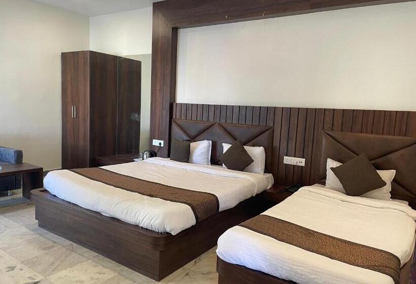 غرفة قياسية ثلاثية مزودة بشرفة, Royal Embassy