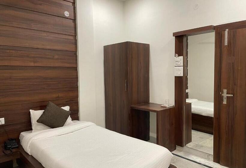 غرفة إقتصادية فردية, Royal Embassy