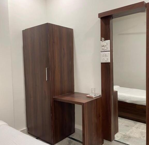 חדר אקונומי יחיד, Royal Embassy