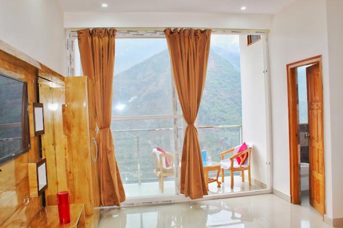 جناح مزوَّد بشرفة, The Belmount