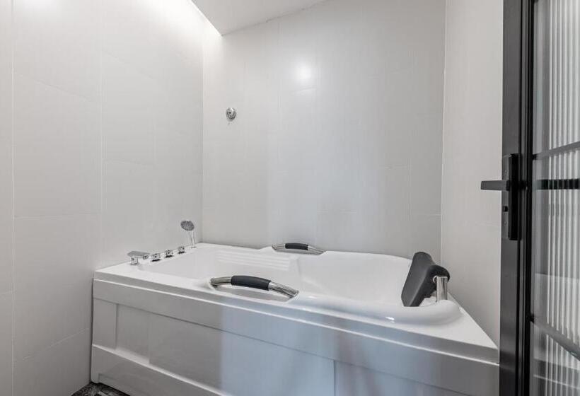 家庭间, 银座精宿酒店   济南泺源大街泉城广场宽厚里店