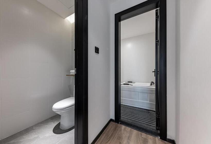 家庭间, 银座精宿酒店   济南泺源大街泉城广场宽厚里店