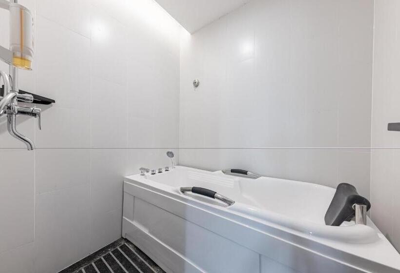 家庭间, 银座精宿酒店   济南泺源大街泉城广场宽厚里店