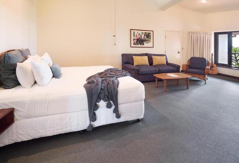 מיטת קינג בסוויטה, Beach Hotel Resort