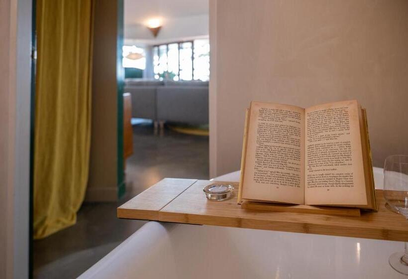 סוויטת פנטהאוז, Beach Hotel Resort