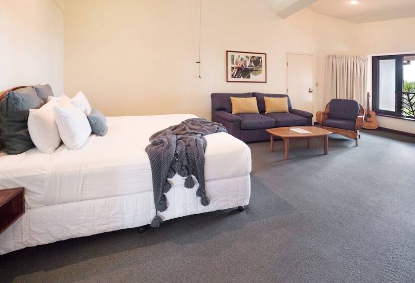 מיטת קינג בסוויטה, Beach Hotel Resort