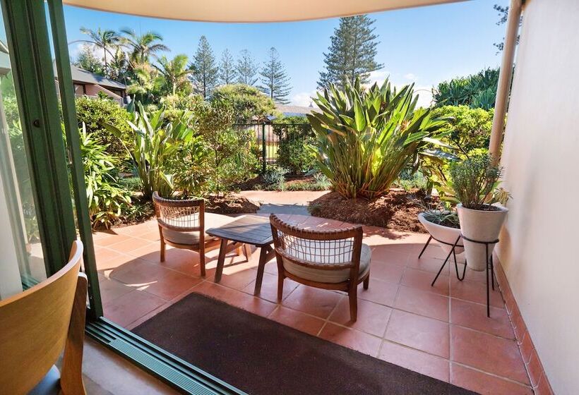 מיטת קינג בסוויטה, Beach Hotel Resort