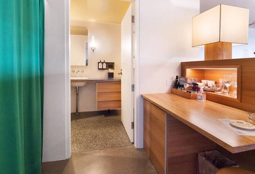 מיטת קינג בסוויטה, Beach Hotel Resort