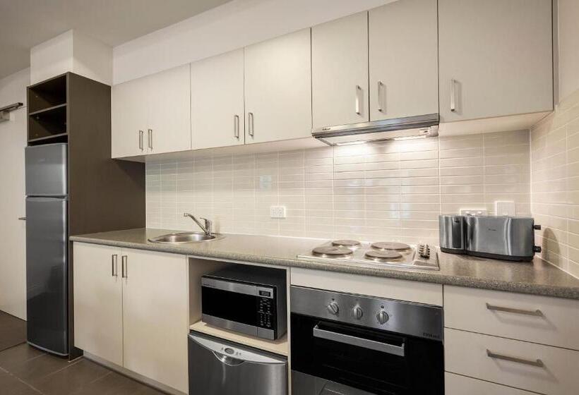 דירת שלושה חדרים, Quest Ipswich