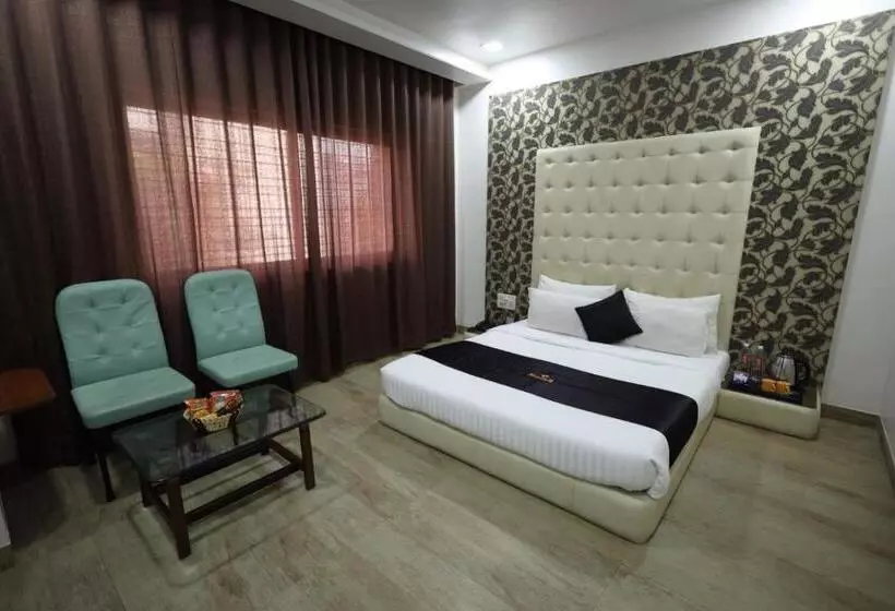 Deluxe Kolmen Hengen Huone, Saish Hotel Shirdi