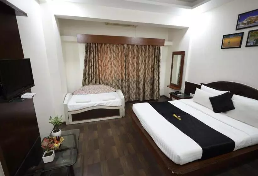 Deluxe Neljän Hengen Huone, Saish Hotel Shirdi
