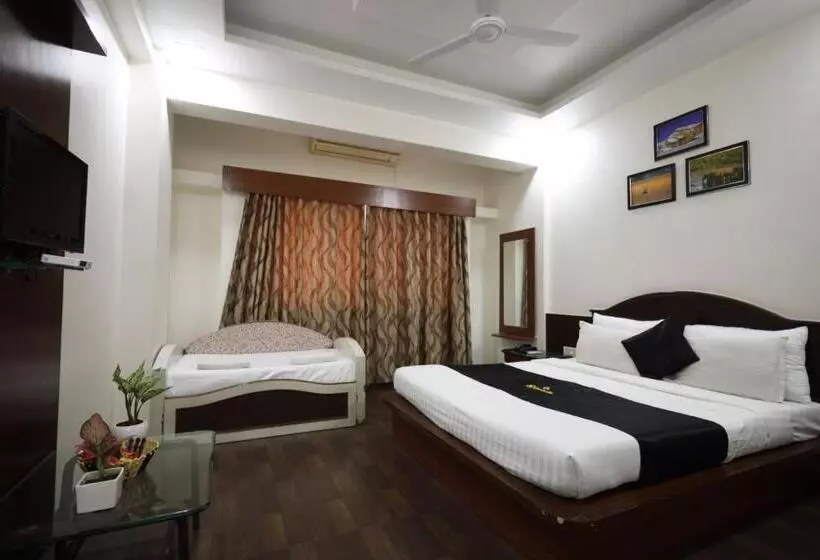 Deluxe Neljän Hengen Huone, Saish Hotel Shirdi