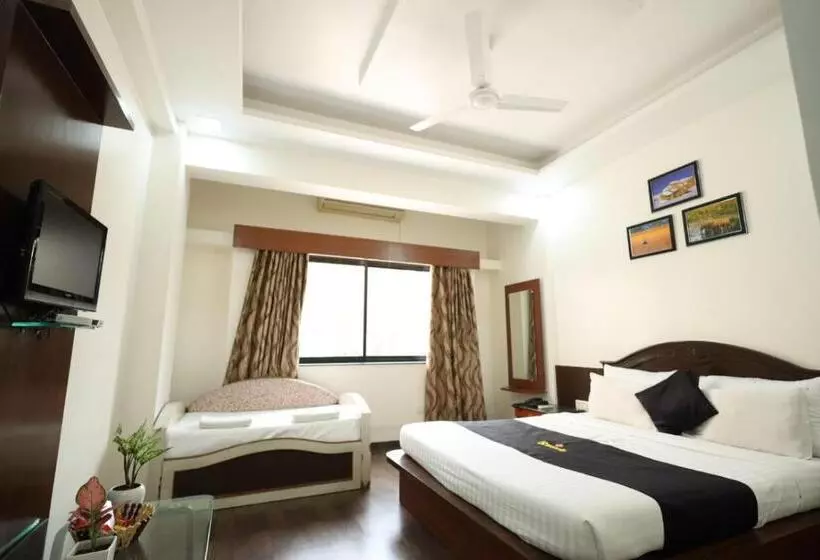 Deluxe Neljän Hengen Huone, Saish Hotel Shirdi