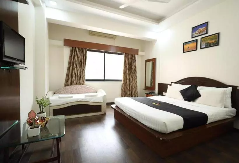 Deluxe Neljän Hengen Huone, Saish Hotel Shirdi