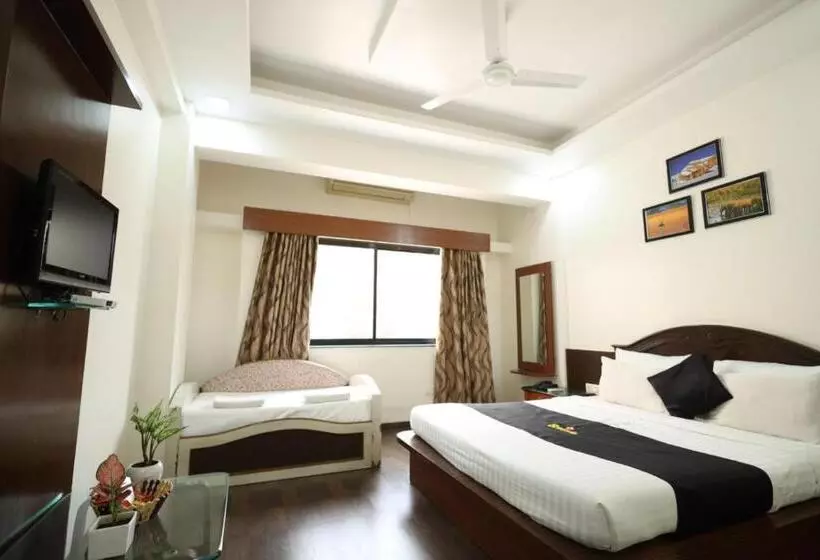 Deluxe Neljän Hengen Huone, Saish Hotel Shirdi