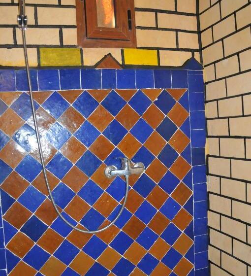 اتاق خانوادگی, Maison Acacias