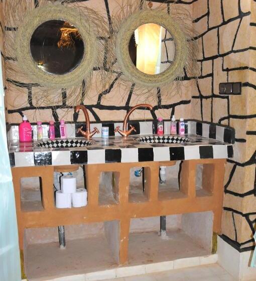 اتاق خانوادگی, Maison Acacias