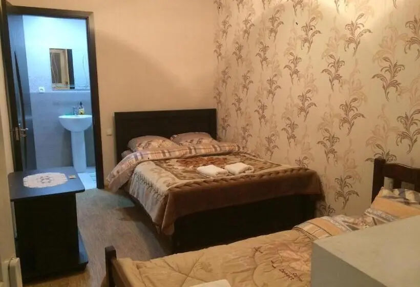 اتاق کلاسیک سه تخته, Guest House Loza