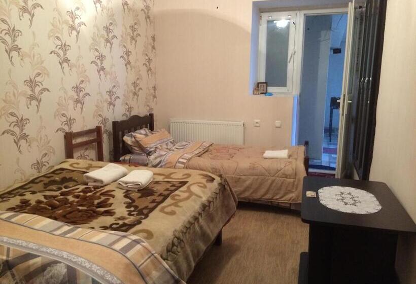 اتاق کلاسیک سه تخته, Guest House Loza