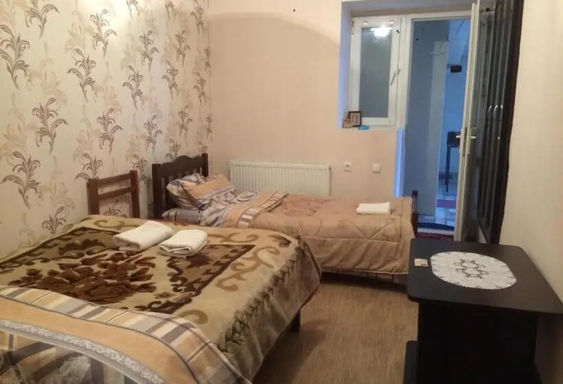 اتاق کلاسیک سه تخته, Guest House Loza