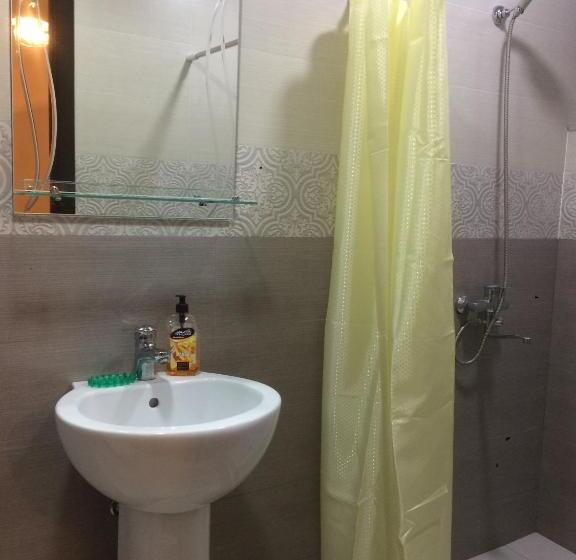 اتاق کلاسیک سه تخته, Guest House Loza