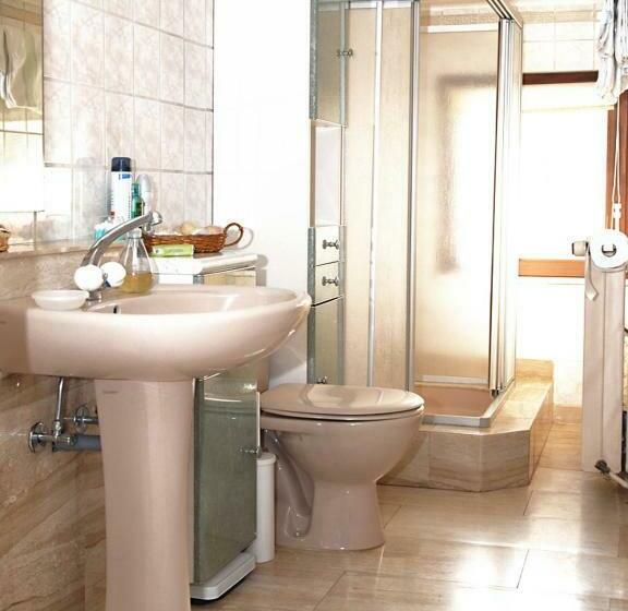 غرفة قياسية, La Cour Des Amis