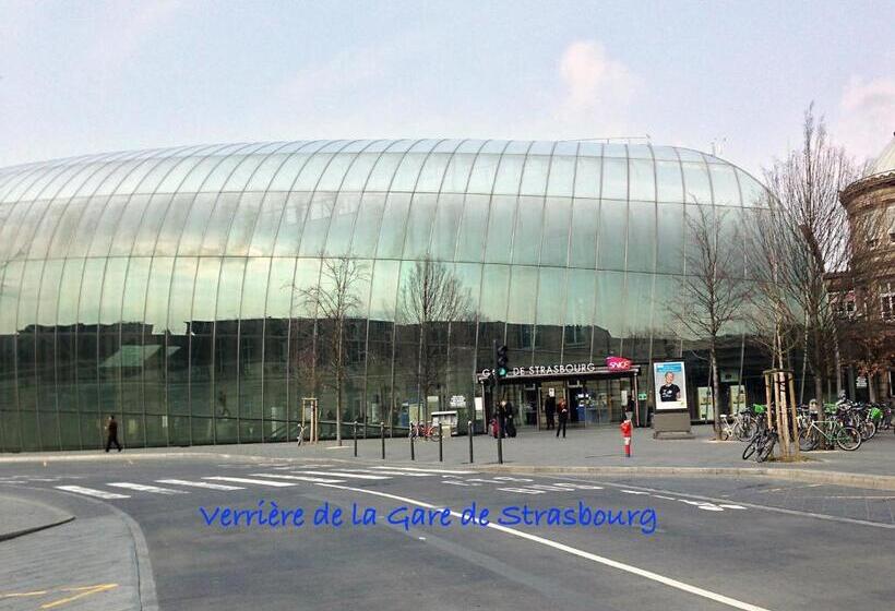 غرفة قياسية, La Cour Des Amis