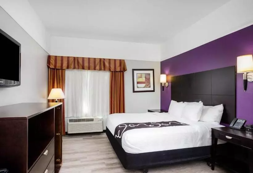 キングサイズベッドのデラックスルーム, La Quinta Inn & Suites By Wyndham Raymondville