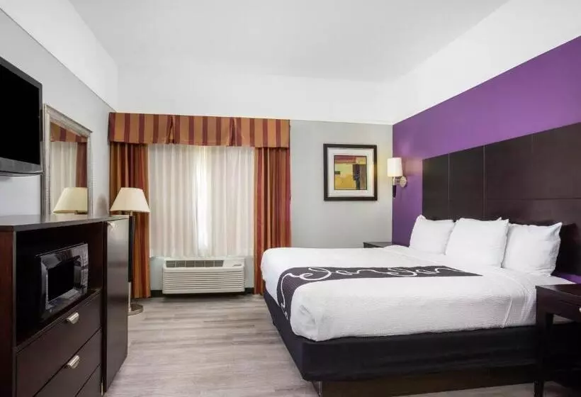 キングサイズベッドのデラックスルーム, La Quinta Inn & Suites By Wyndham Raymondville