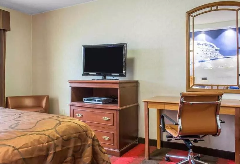 キングサイズベッドのスタンダードルーム, Rodeway Inn Capri