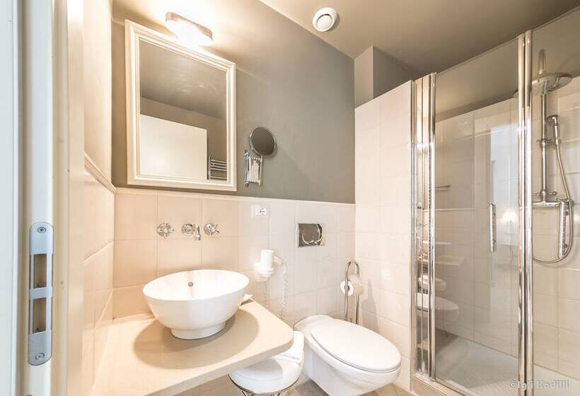 غرفة قياسية ثلاثية, San Pietro Palace