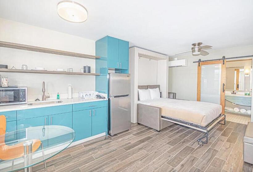 キングサイズベッドのデラックススイート, Seven Hills Suites