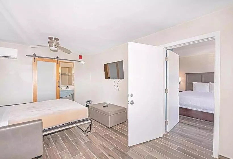 キングサイズベッドのデラックススイート, Seven Hills Suites